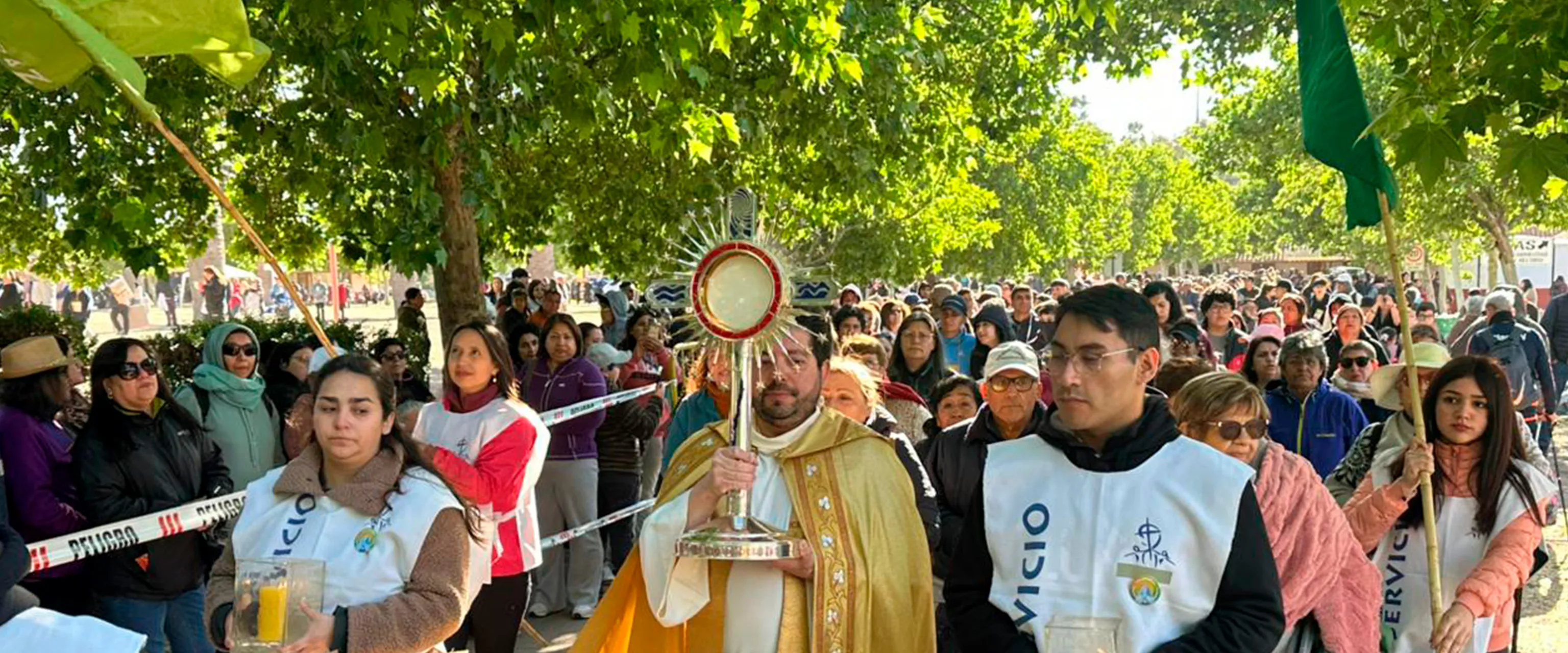 Procesión con el Santísimo entre los peregrinos, camino al santuario